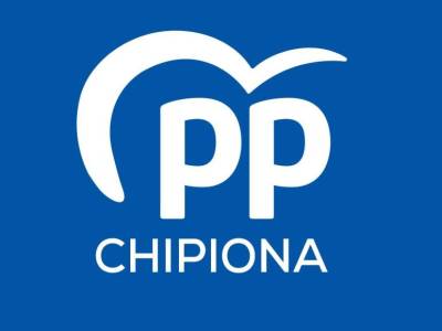 El PP de Chipiona muestra su apoyo a las limpiadoras de playas y reclama ampliar el horario de los baños públicos