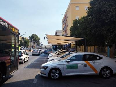 Sevilla mejora la parada de taxis del Hospital Virgen del Rocío con nuevos elementos de protección frente al sol 