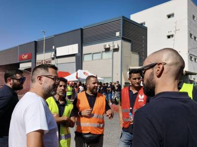 El portavoz de Adelante Andalucía, José Ignacio García, en su visita a los trabajadores de Persán en huelga.