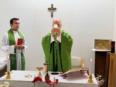 Los médicos del Papa confirman una “buena recuperación” del pulmón operado y primeras fotos tras la operación.
