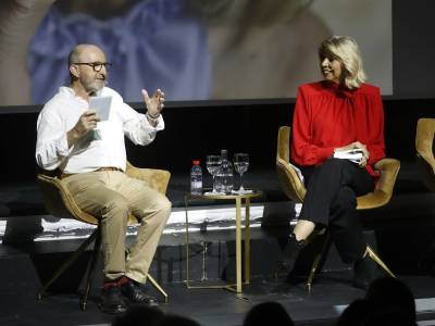 Lleno y rotundo éxito en el Teatro de la Fundación Cajasol en la presentación del libro Quinterianos, homenaje a Jesús Quintero.