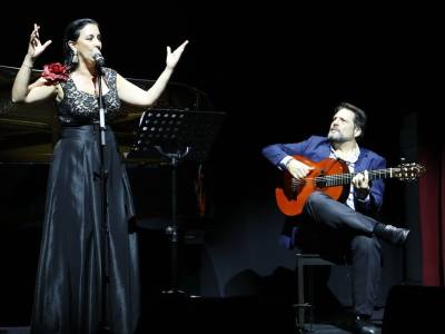 Lleno y rotundo éxito en el Teatro de la Fundación Cajasol en la presentación del libro Quinterianos, homenaje a Jesús Quintero.