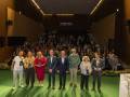 Foto de familia ante el público en el Teatro Villa de Mairena.